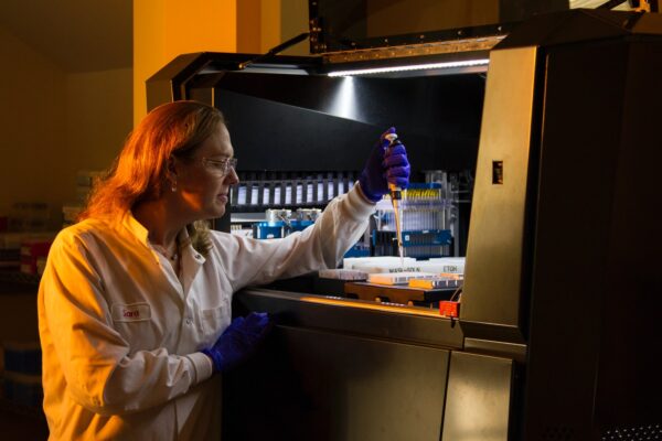 une femme travaille sur un test ADN dans un laboratoire